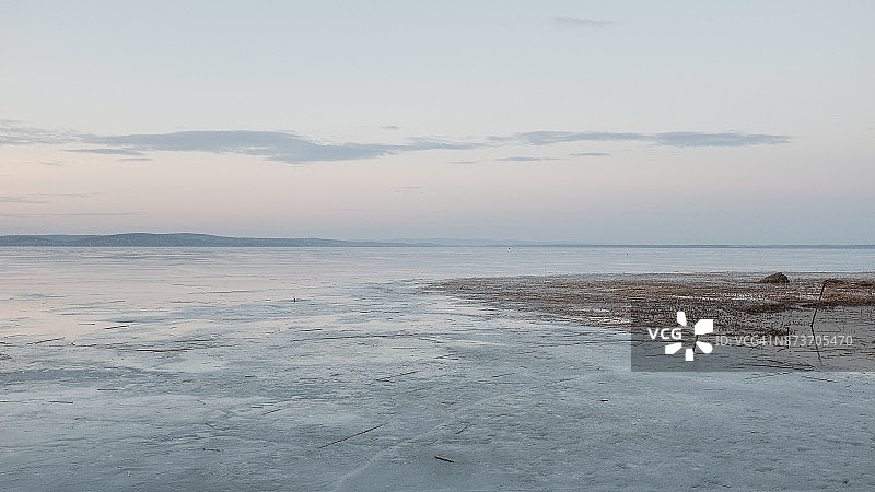 冰冻的巴拉顿湖图片素材