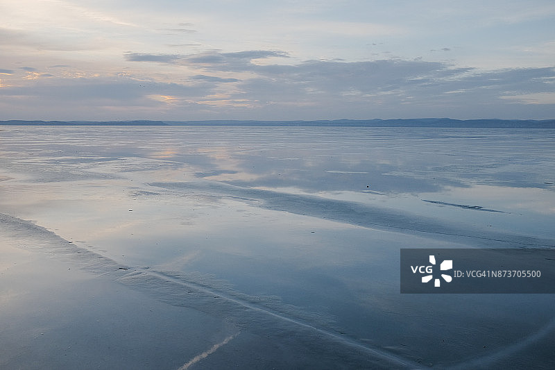 冰封巴拉顿湖面上的云彩倒影图片素材