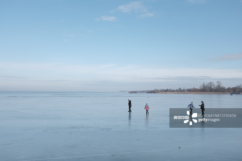 在结冰的湖面上的滑冰者图片素材