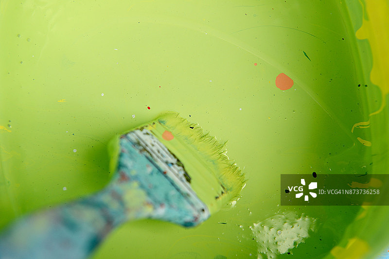 油漆桶上的画笔图片素材