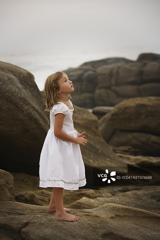 女孩仰望天空图片素材