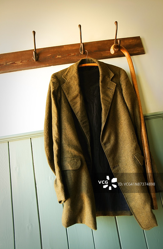 夹克和手杖挂在衣架上图片素材