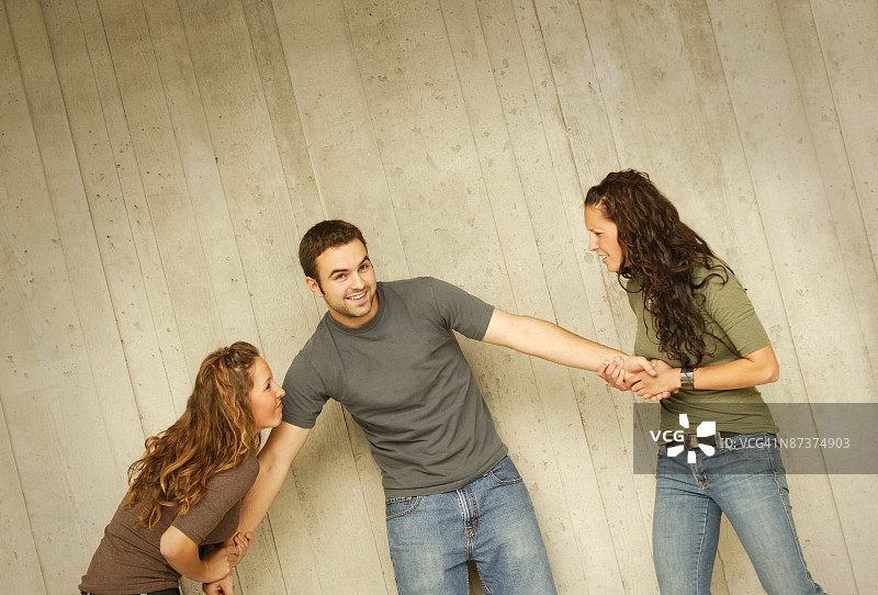 女人们为一个男人争吵图片素材