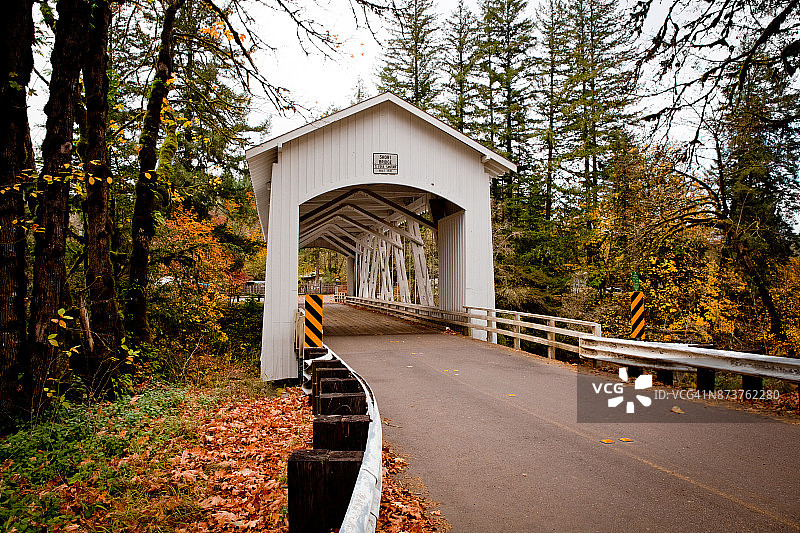 俄勒冈州南叉桑蒂姆河短廊桥图片素材