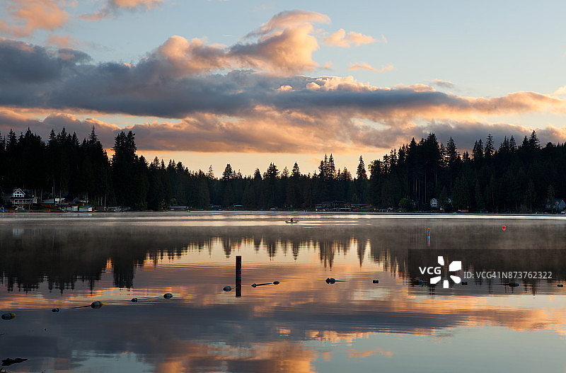 华盛顿州斯诺霍米什县的罗西格湖图片素材