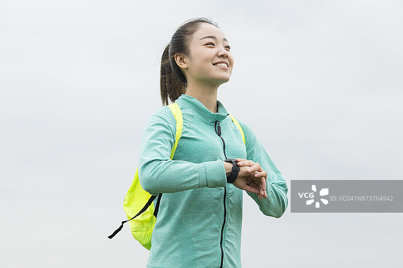 年轻女人查看智能手表上的时间图片素材