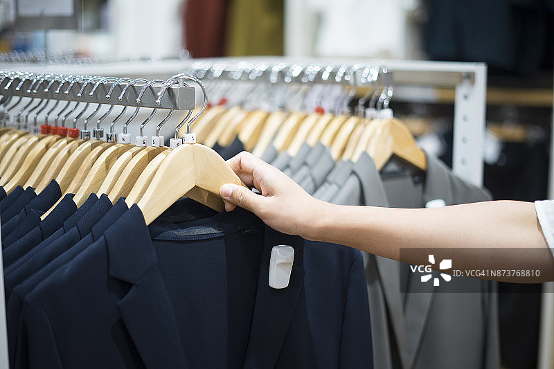 手持彩色连衣裙和衬衫的特写图片素材