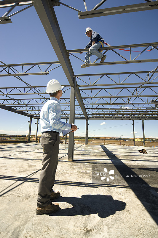 两名男子在施工现场图片素材