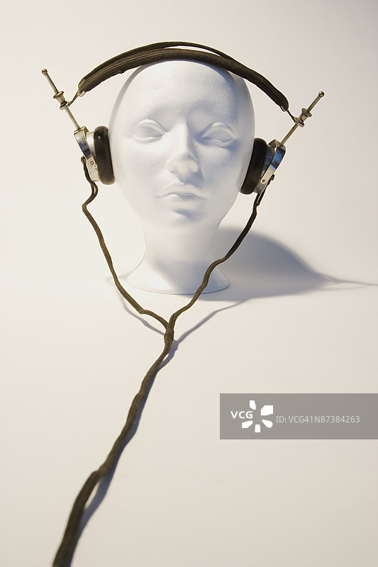 人体模型上的耳机图片素材