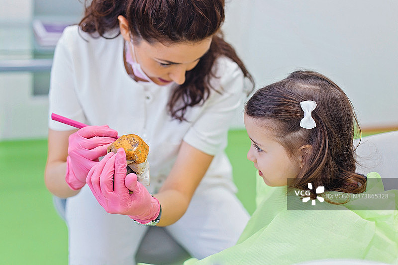 牙医教可爱女孩口腔卫生知识图片素材