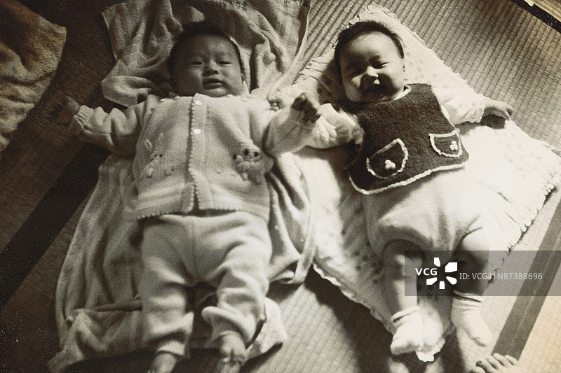 双胞胎婴儿躺在床垫上图片素材