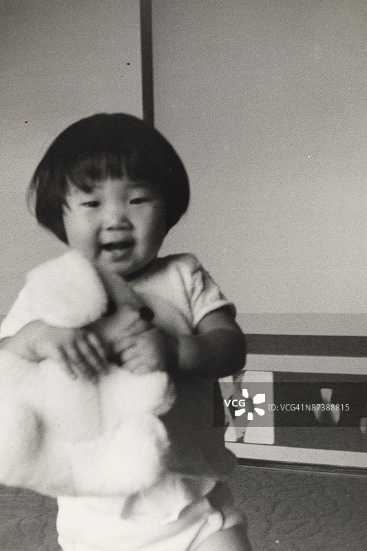 小女孩在玩洋娃娃图片素材