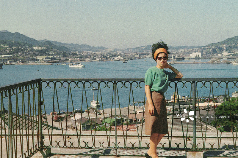 一位拥有蜂巢发型的亚洲女性图片素材