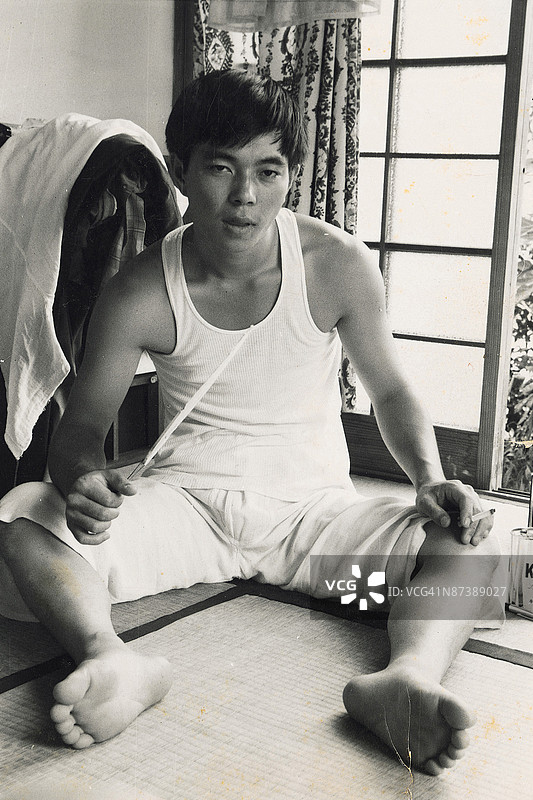 穿着睡衣的亚洲男性肖像图片素材