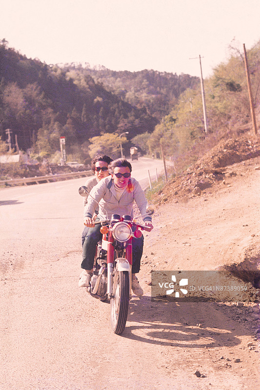 骑摩托车的情侣图片素材