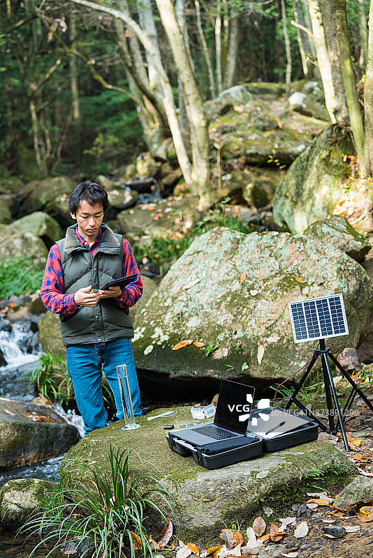 科学家在太阳能供电的野外实验室监测水质图片素材