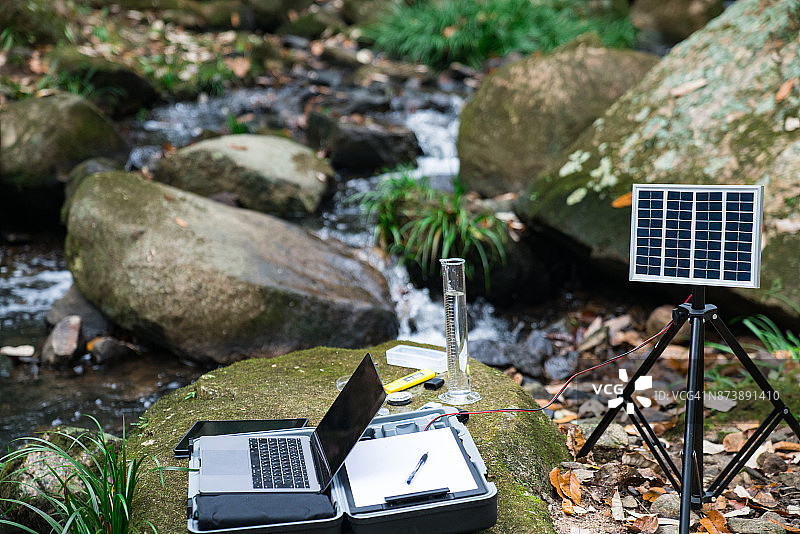 用于监测水质的太阳能研究站图片素材
