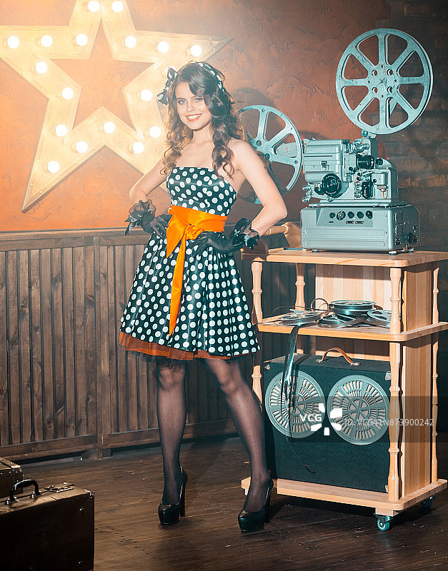 少女与旧电影放映机图片素材