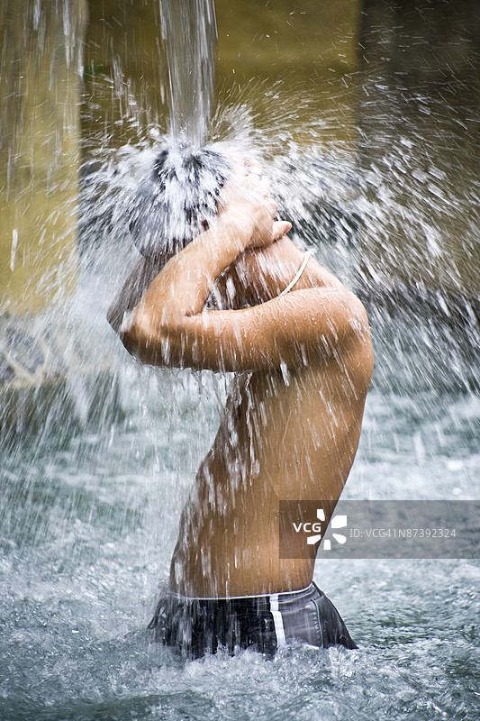 瀑布下的男人图片素材