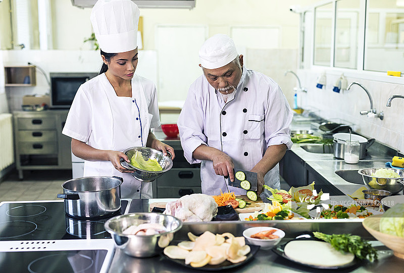中餐厅厨师和女助手图片素材