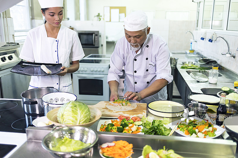 中餐厅厨师和女助手图片素材
