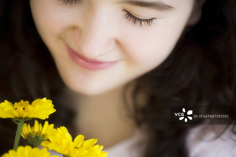 小女孩与花朵图片素材