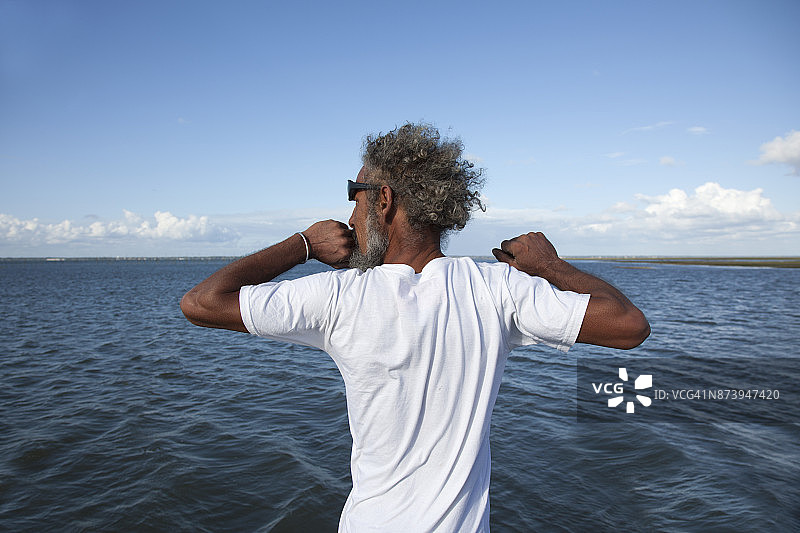 男人伸展手臂，海景图片素材