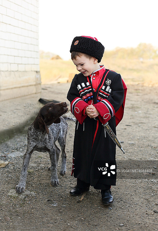 带着狗的年轻哥萨克人图片素材