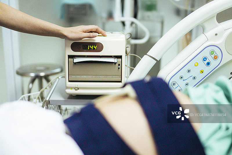 检查孕妇的腹部图片素材