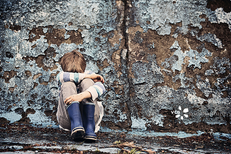 在残垣断壁前哭泣的小孩图片素材