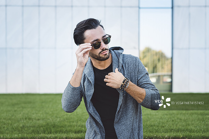 我有一副新太阳镜图片素材