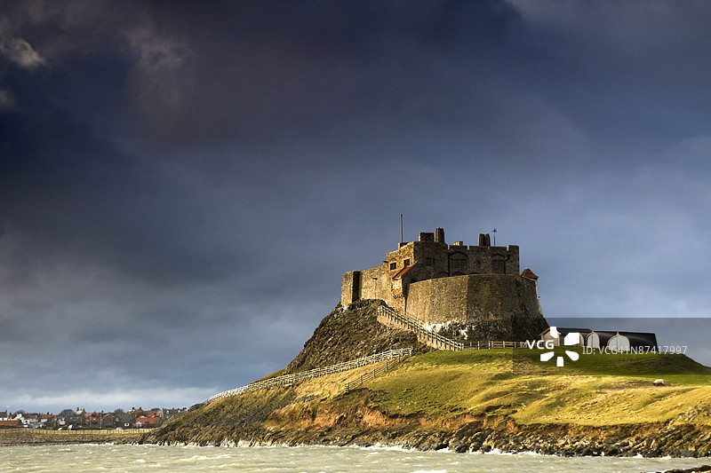 林迪斯法恩城堡位于英格兰贝威克的圣岛上，坐落在一个名为贝布洛克山的火山丘陵上。图片素材