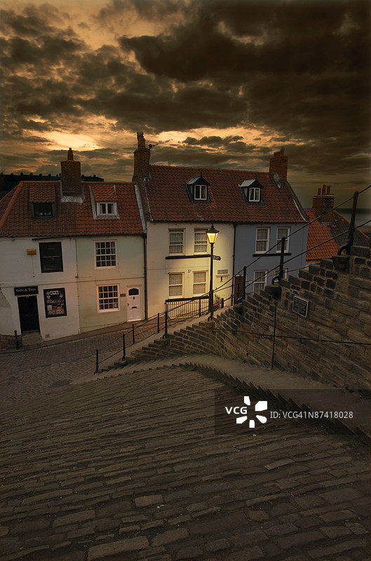 英格兰约克郡的惠特比村夜景图片素材