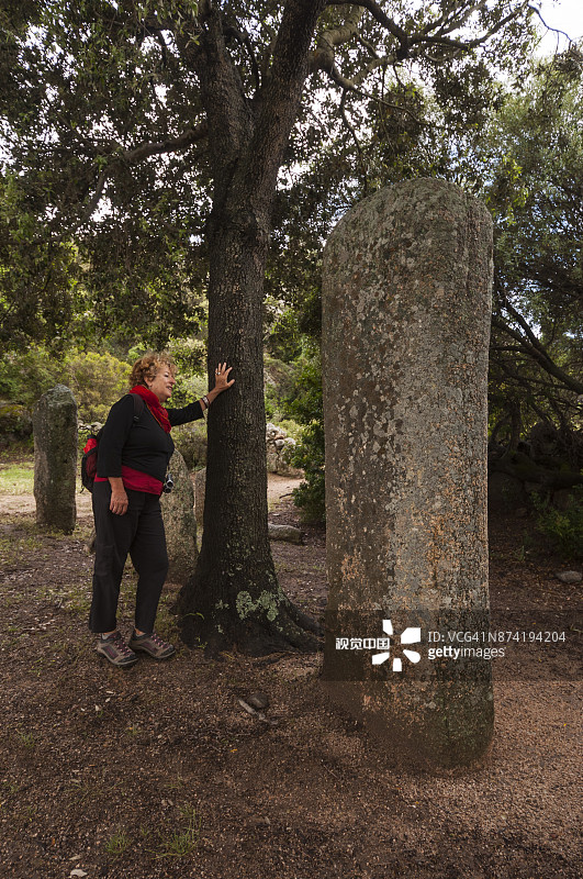 ⼥⼈参观雷纳朱⽯柱群图片素材