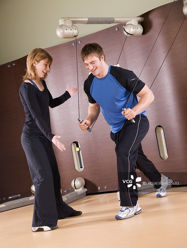 男子和女子一起锻炼图片素材