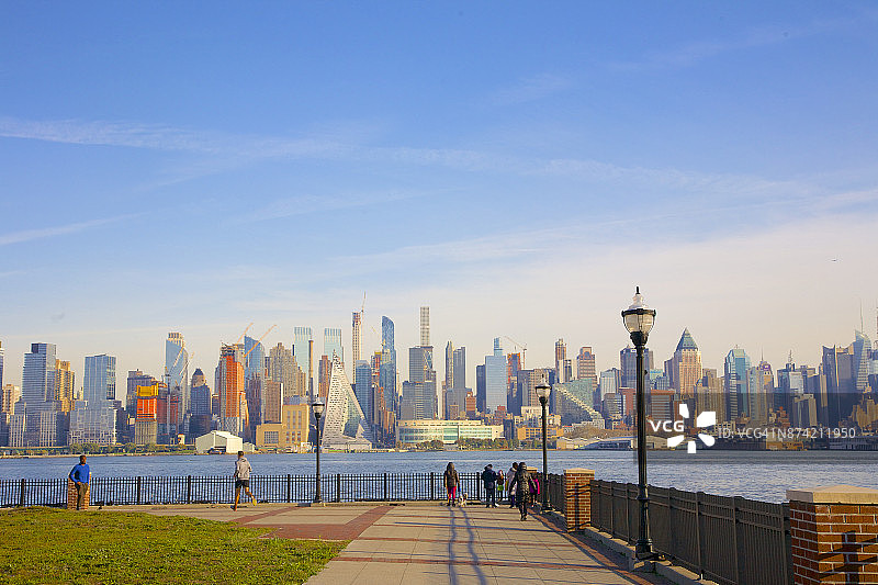 秋季纽约市附近新泽西州威霍肯河滨长廊上的人们图片素材