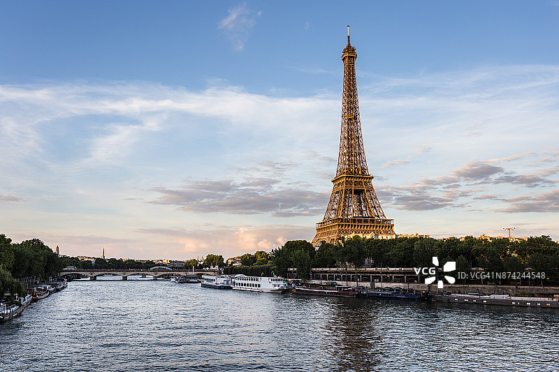 法国巴黎埃菲尔铁塔的日落图片素材