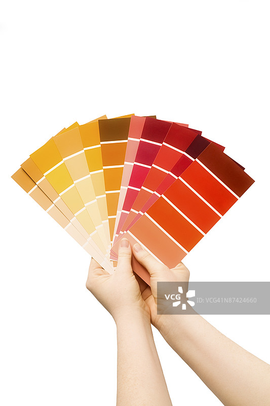 一个人手持色卡，背景为白色图片素材