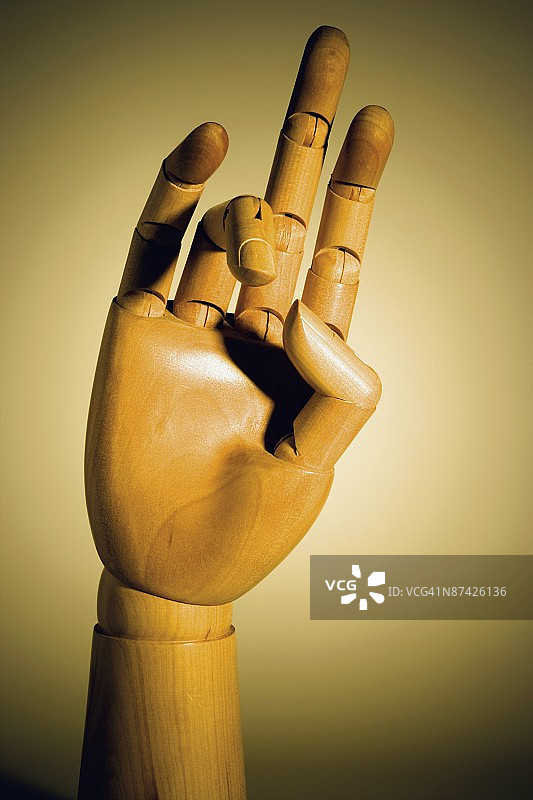 手指关节可活动的木制人偶手部图片素材