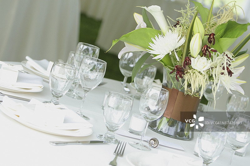 正式的餐桌布置图片素材