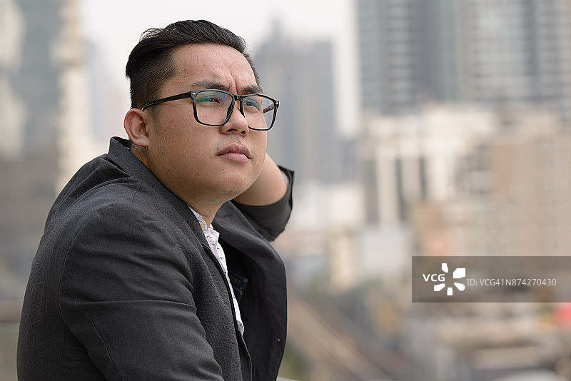 在泰国曼谷享受生活的年轻英俊的亚洲商人图片素材