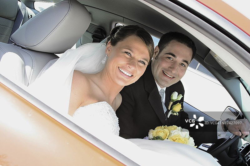 车里的新娘新郎图片素材