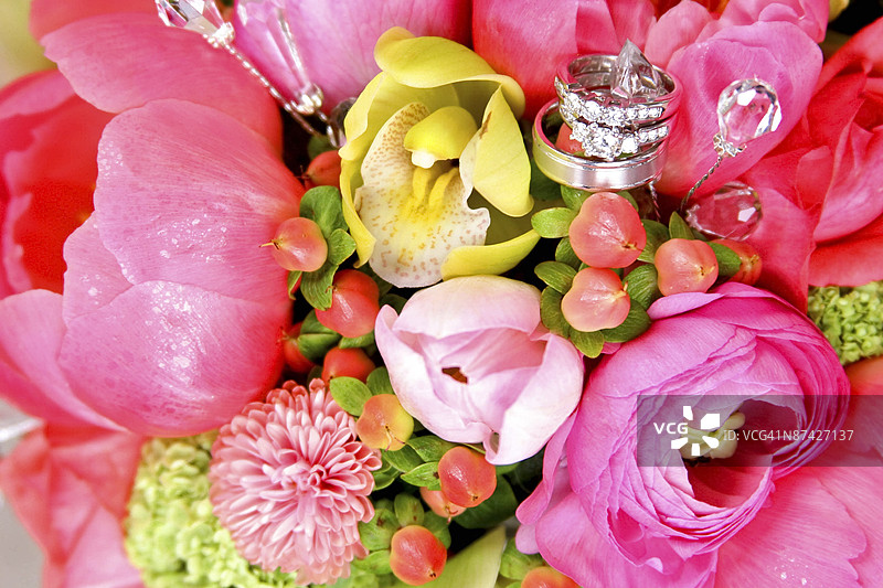 花束中的婚戒图片素材