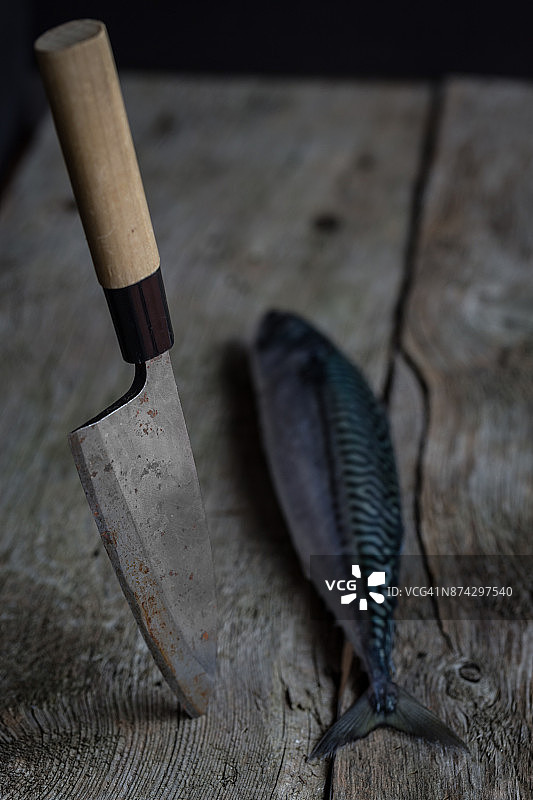 日式刀具、砧板和新鲜鲭鱼图片素材