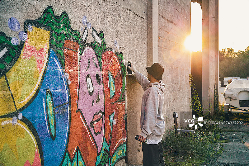 青年男子涂鸦图片素材