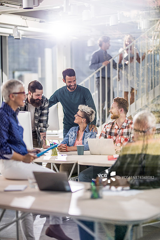 快乐的自由职业者在公司办公室交流图片素材