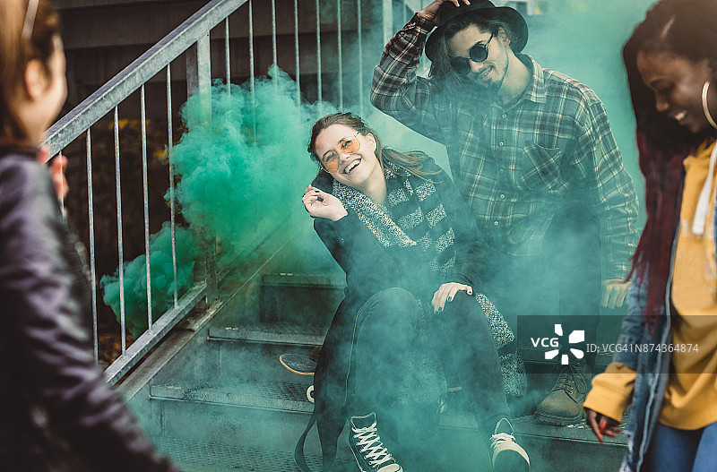 一群青少年在一起图片素材