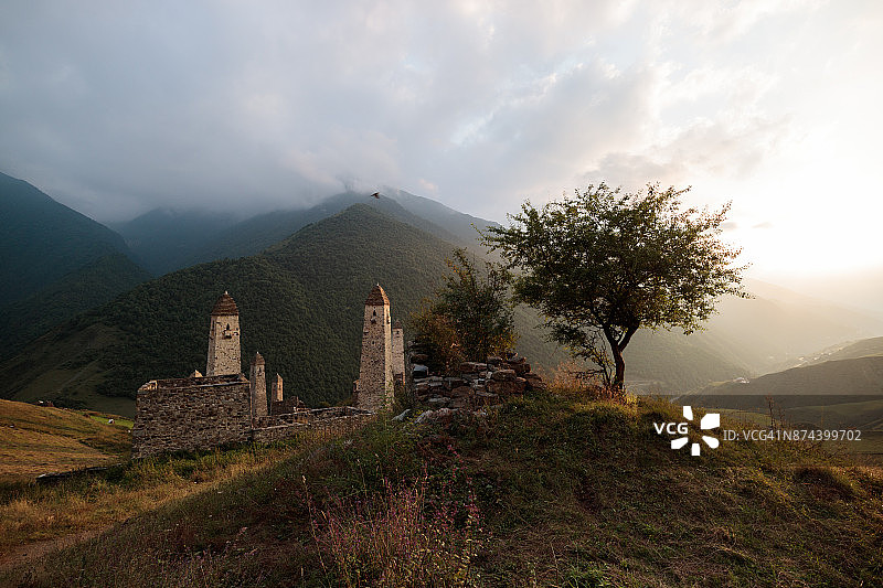 印古什/车臣Armkhi山谷的壮丽日落图片素材