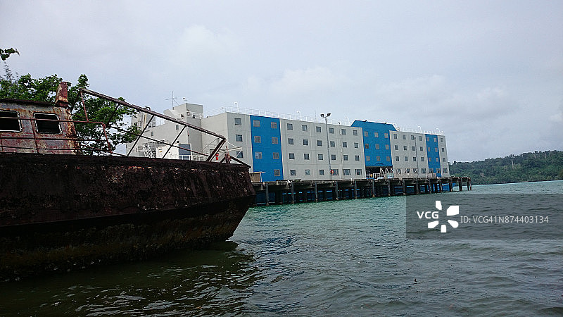 锈迹斑驳的破船和住宿船图片素材