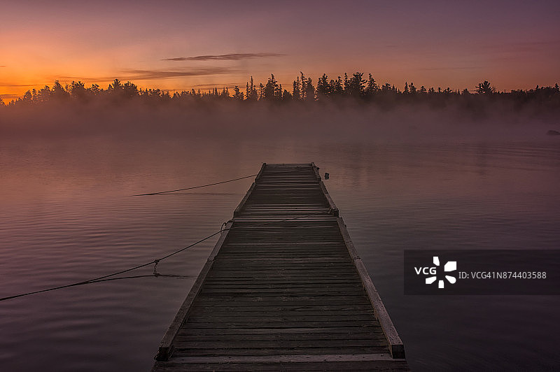 缅因州穆斯黑德湖上的威尔逊码头薄雾景色图片素材